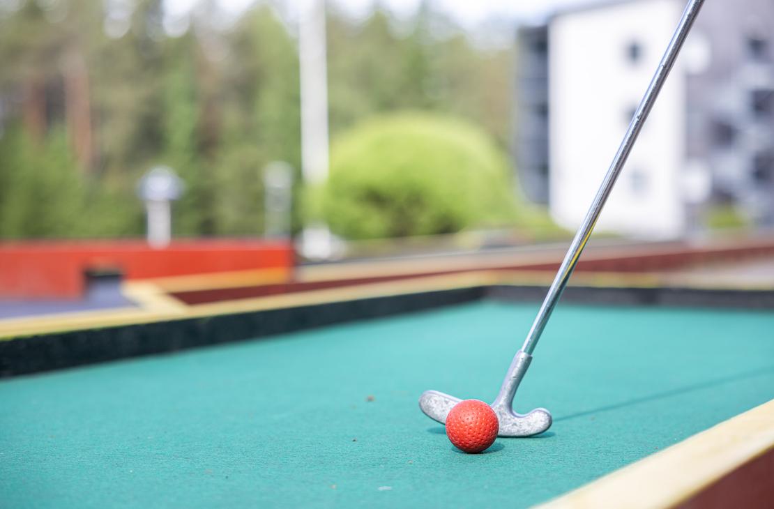 nella foto, pista da minigolf, racchetta e pallina