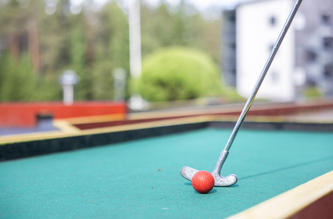 nella foto, pista da minigolf, racchetta e pallina