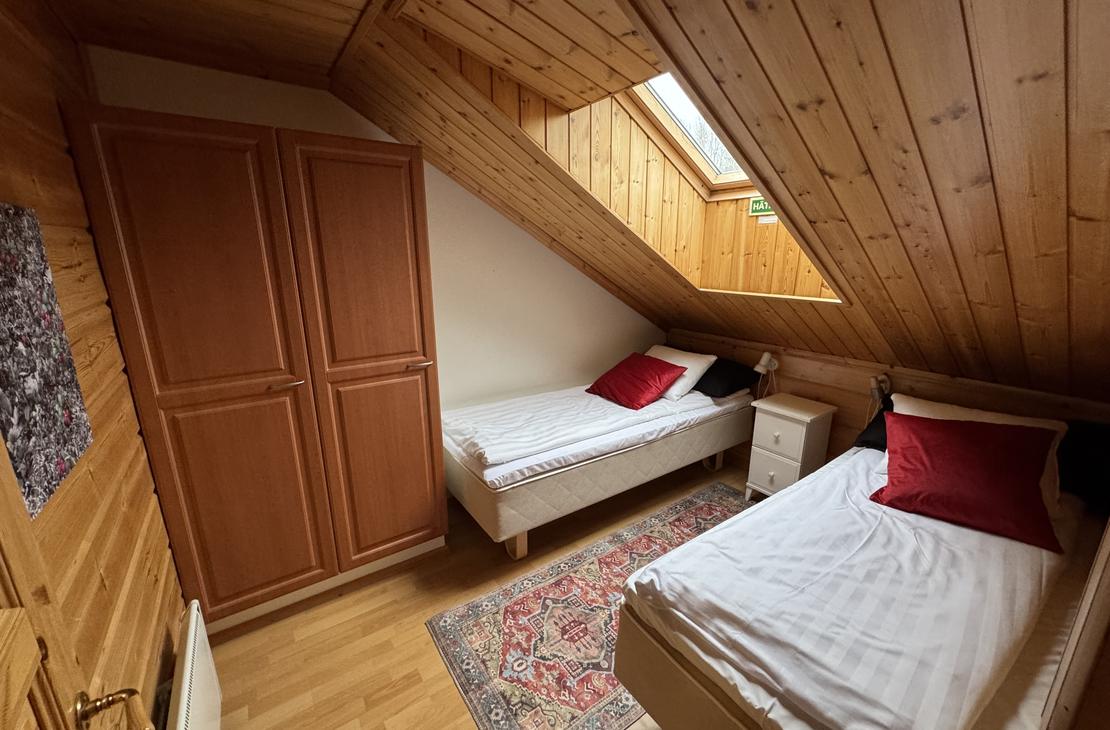 Lumekkaantie 4B yläkerran makuuhuone