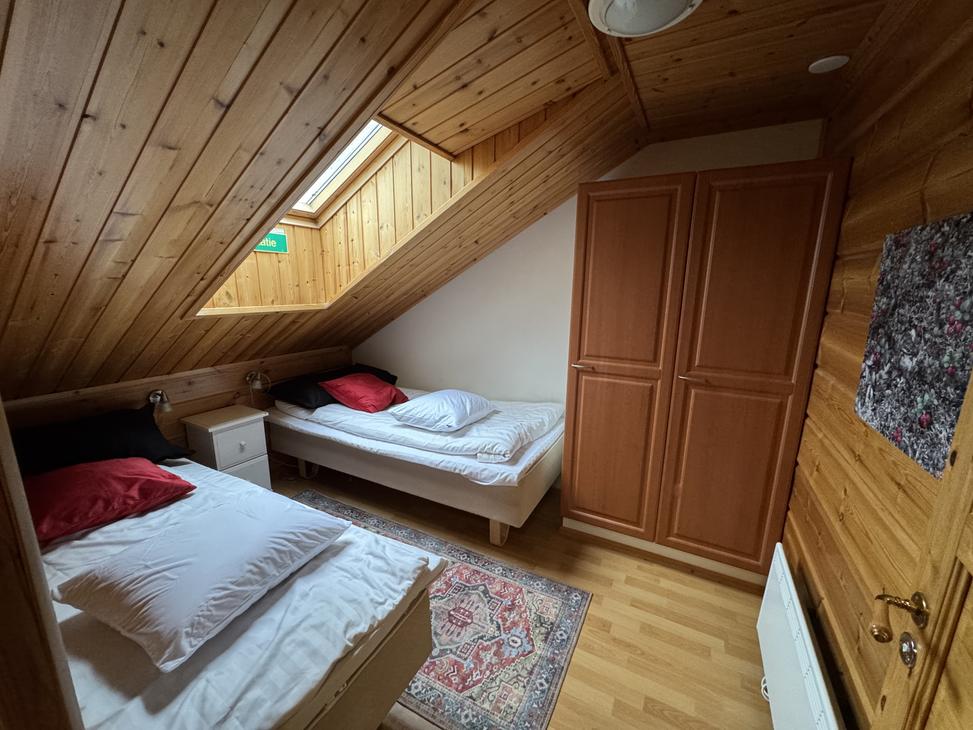 Lumekkaantie 4B yläkerran toinen makuuhuone