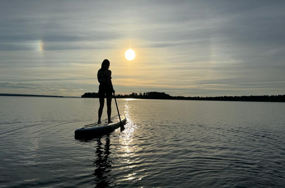 Nainen järvellä Vuokra Sup-laudalla