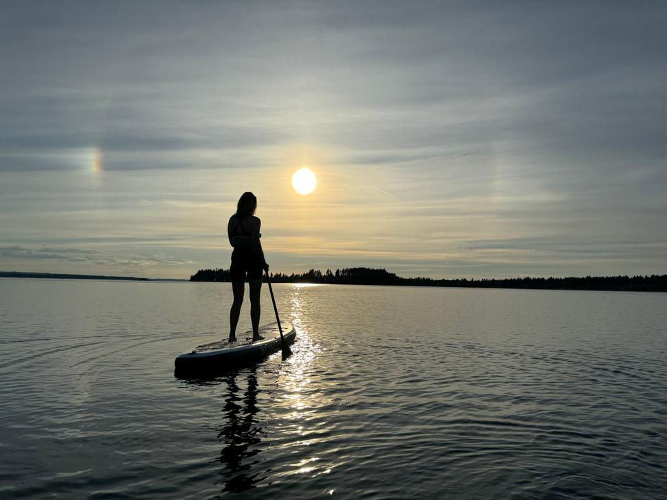 Nainen järvellä Vuokra Sup-laudalla