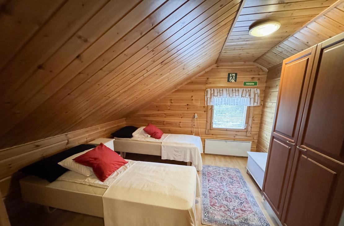 Lumekkaantie 2A Yläkerran makuuhuone