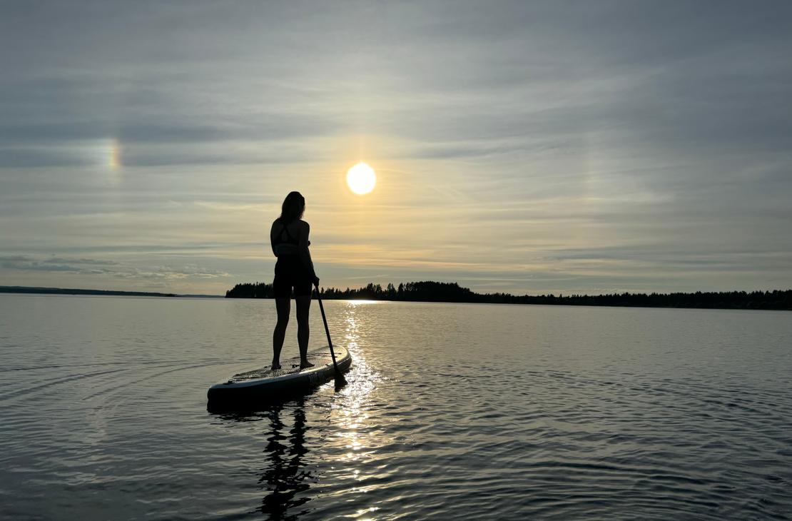Nainen järvellä Vuokra Sup-laudalla