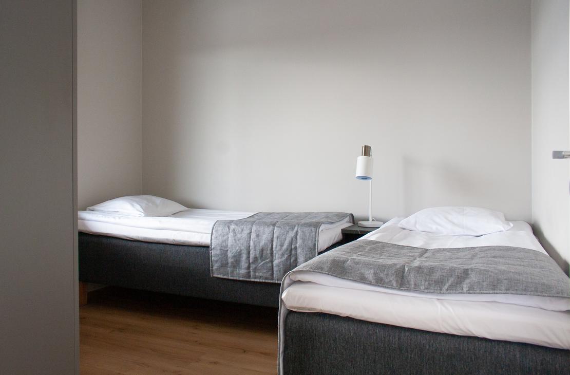 Habitación de hotel de esquí con dos camas