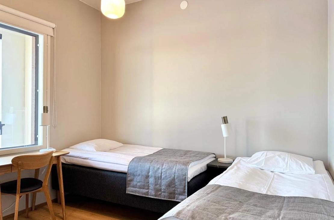 Ski-Inn magamistuba kahe voodiga