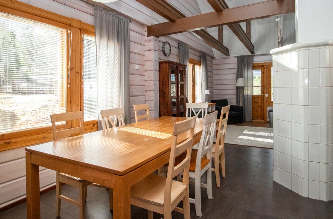 Lumekkaantie 4 ruokailuhuone