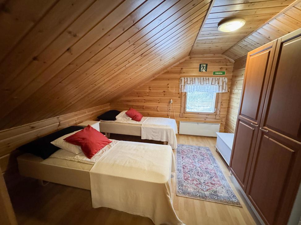 Lumekkaantie 2A Yl&auml;kerran makuuhuone