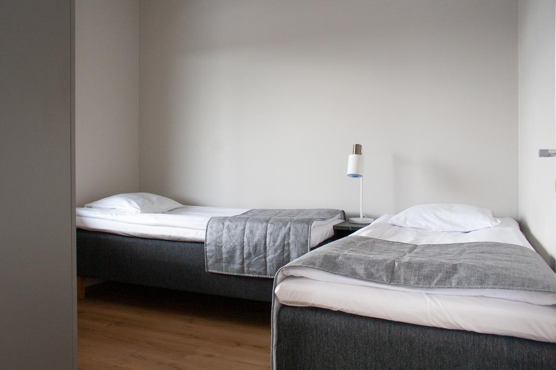 Habitación de hotel de esquí con dos camas